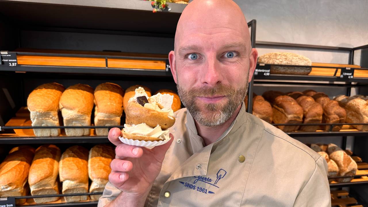 Banketbakker Tijs met zijn 'gevallen kabinetje' (foto: Jan Peels/Omroep Brabant).