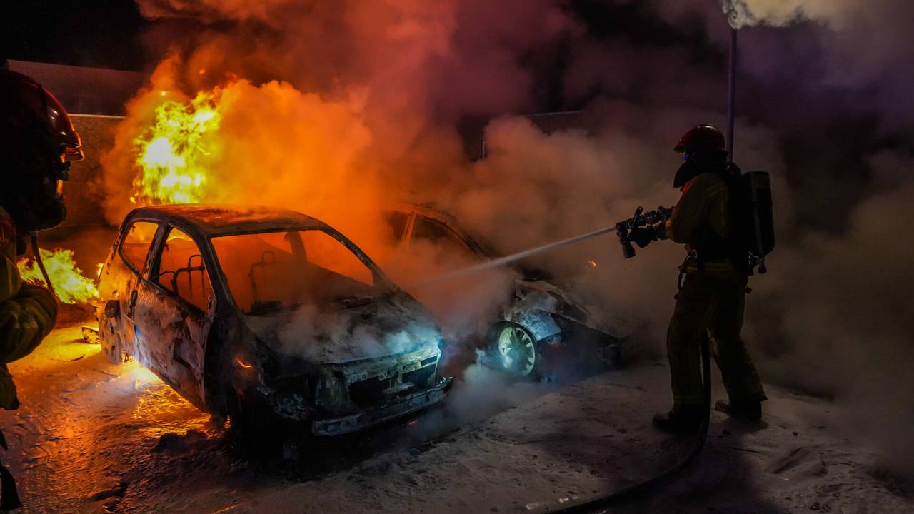 Van de auto's in Geldrop bleef weinig over (foto: Dave Hendriks/SQ Vision).