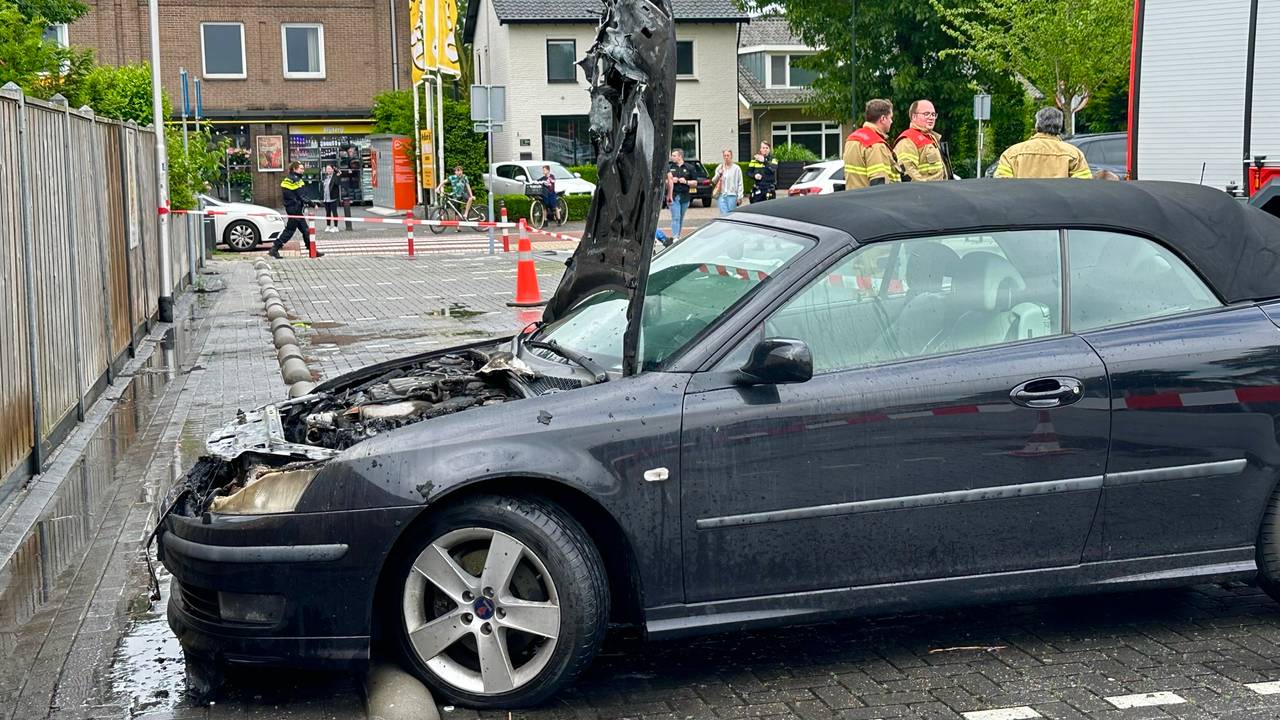 Hoe de auto op de parkeerplaats van de Jumbo-supermarkt in Maaskantje vlam kon vatten, wordt onderzocht (foto: Sander van Gils/SQ Vision).