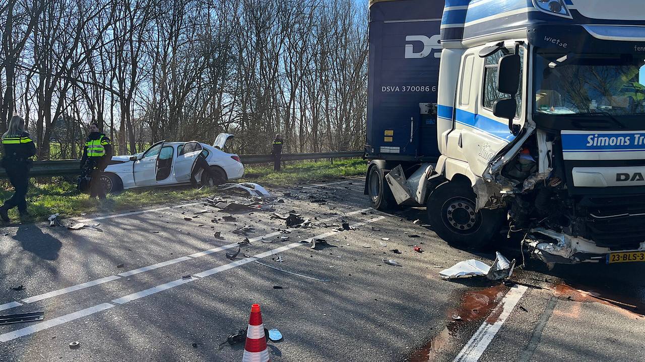 Een ravage op de weg na de botsing op De Eendrachtweg bij Halsteren (foto: Jeroen Stuve/SQ Vision).
