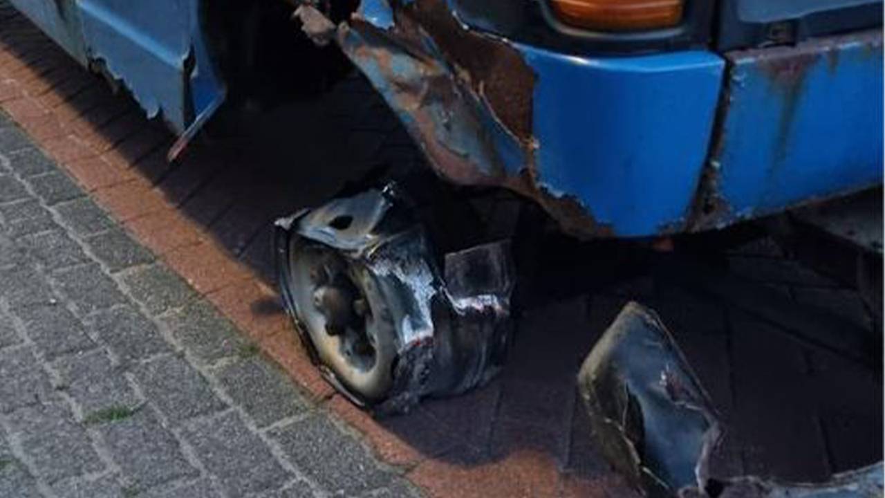 De velg is compleet verwoest (foto: Instagram Wijkagent Luc Dirckx)