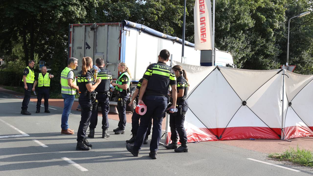 Fietsster zwaargewond na aanrijding met vrachtwagen.