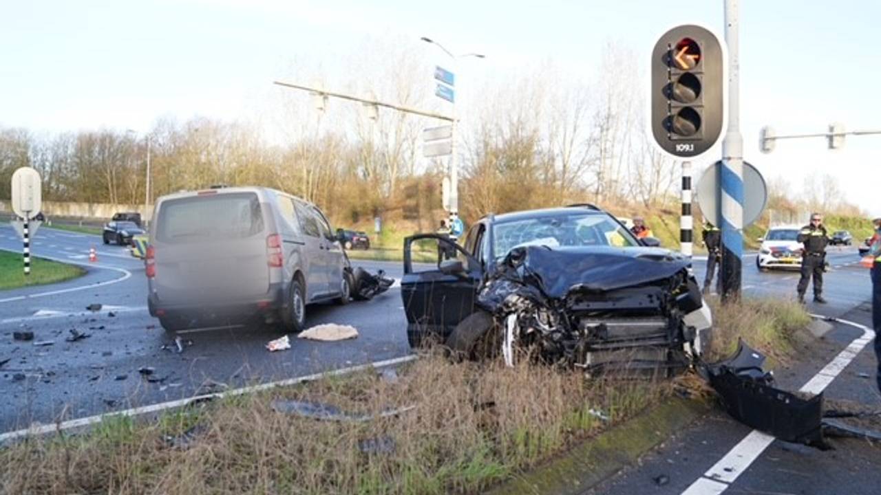 Bij de botsing op de Vughterweg in Vught raakten twee mensen gewond (foto; Bart Meesters).