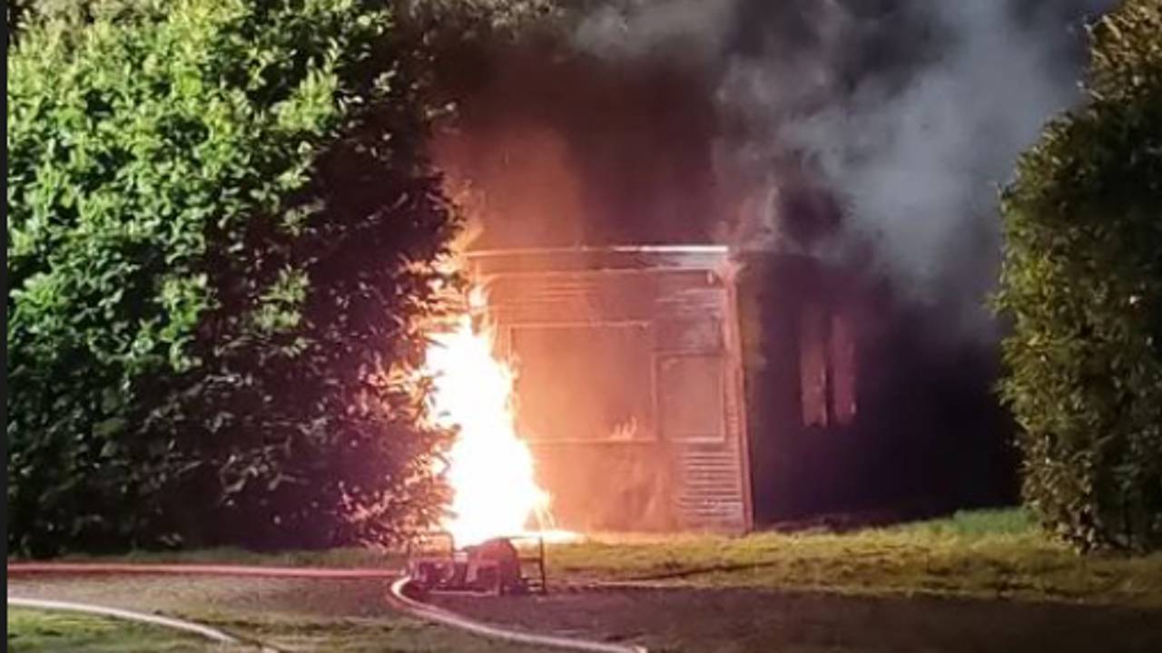 Een chaletbrand op Parc De Kievit in Baarle-Nassau (foto: Instagram jeugdagenten Markdal).