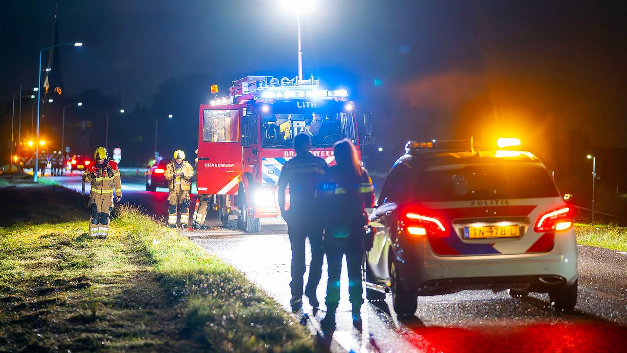 Meerdere hulpdiensten kwamen naar de Lithoijensedijk in Lith (foto: Gabor Heeres/SQ Vision).