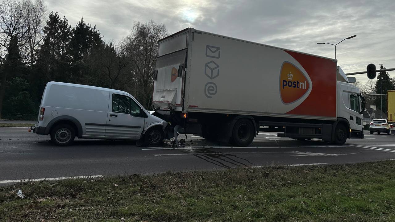Het ongeluk gebeurde voor de verkeerslichten op de N65 bij Vught (foto: Bart Meesters).