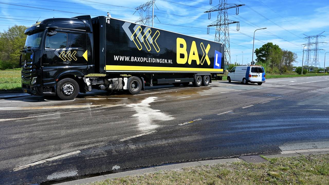Honderden liters diesel op straat na ongeluk tijdens vrachtwagenrijles.