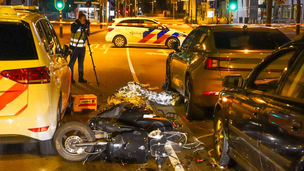 Duo op scooter gewond na aanrijding door bestuurder politieauto Eindhoven.