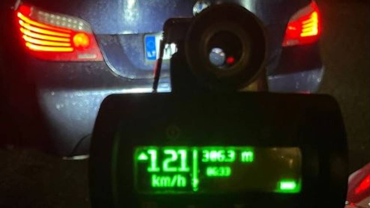 Agenten zagen de man over de Ringbaan-Oost in Tilburg scheuren (foto: Instagram verkeerspolitie ZWB).