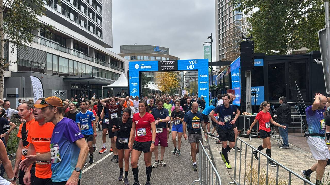 Het is heel druk bij de finish van de ASML Marathon Eindhoven.