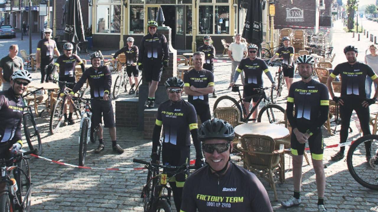 Het moutainbiketeam bij De Kiosk (foto: Jeroen Punt).