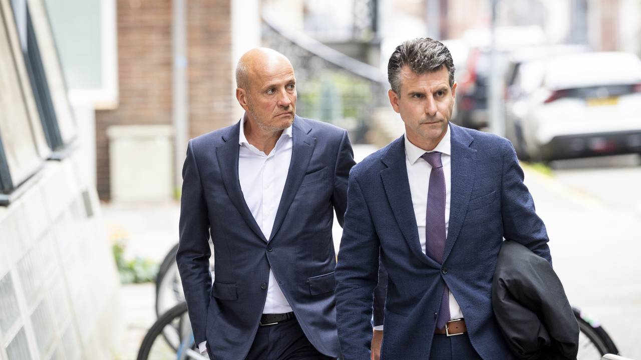 Oud-topman van Jumbo Frits van Eerd (l) komt aan bij de rechtbank voorafgaand aan de uitspraak (foto: Vincent Jannink / ANP).