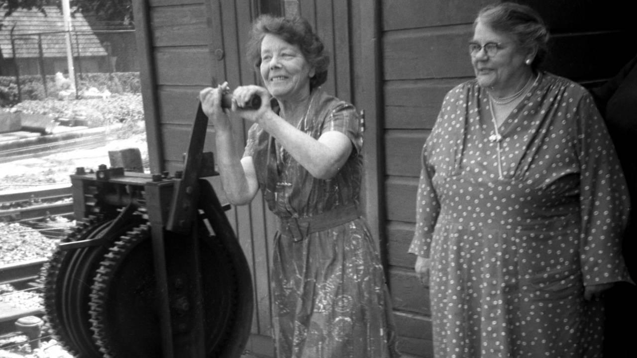 Spoorwachter Dina, beter bekend als Tante Treintje (foto: Cuijks Archief).