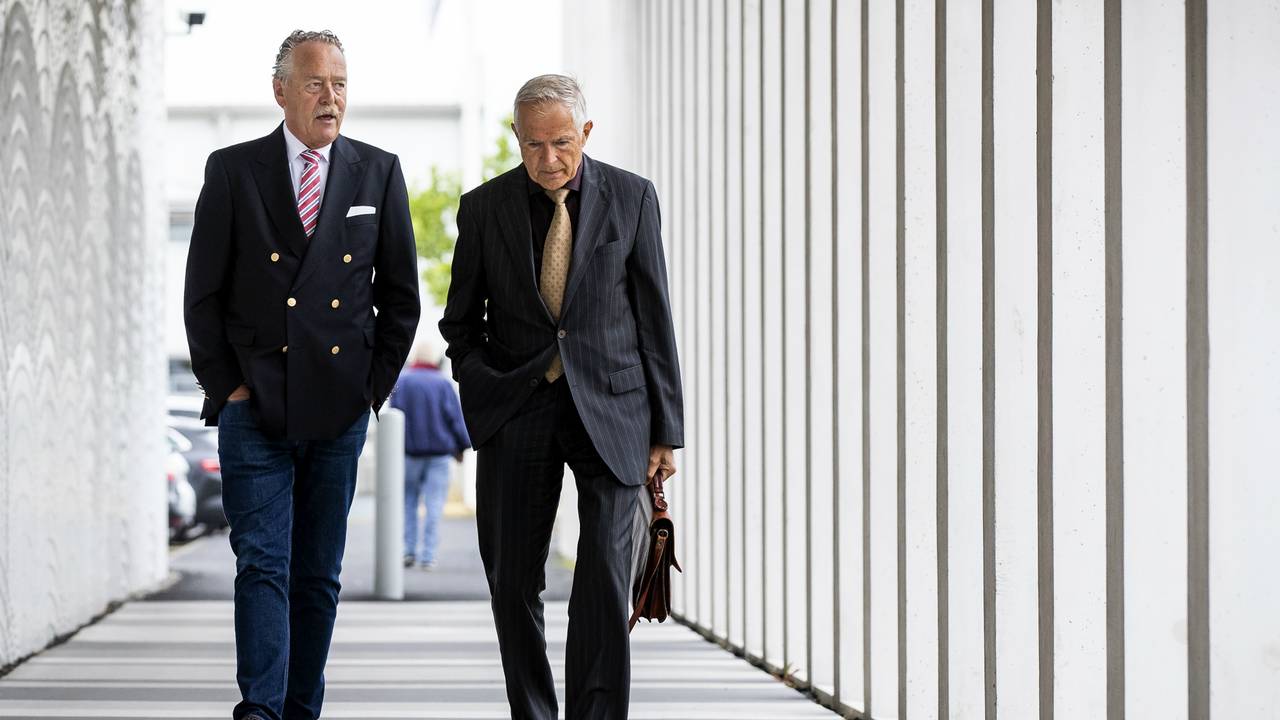 Anton Kotte (r) loopt samen met voorzitter Piet Ploeg van de stichting naar de rechtszaal (foto: ANP/Sem van der wal)