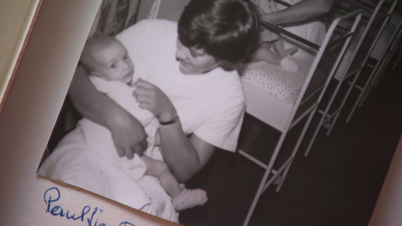 Babs heeft fotoalbum vol onbekende baby’s: ‘Zo veel verdriet gaat hierachter schuil’