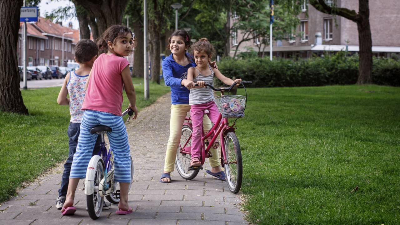 Syrische kinderen spelen buiten in Tilburg (Foto: ANP).