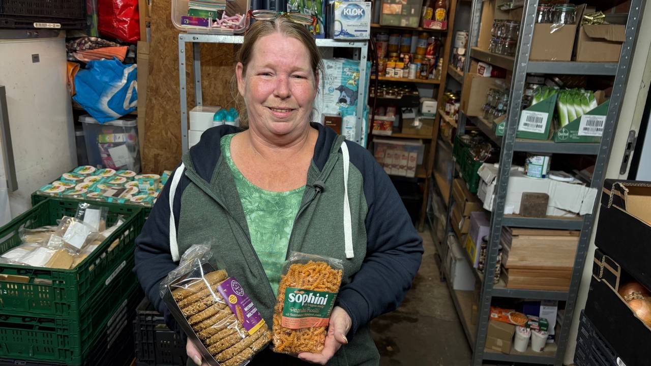 Heidi deelt voedselpakketten uit aan tientallen gezinnen die nauwelijks rond kunnen komen.
