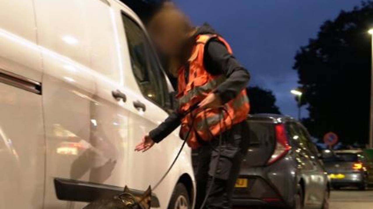 Bij de controle in Dongen werden onder meer speurhonden ingezet (foto: Instagram politie Langstraat).