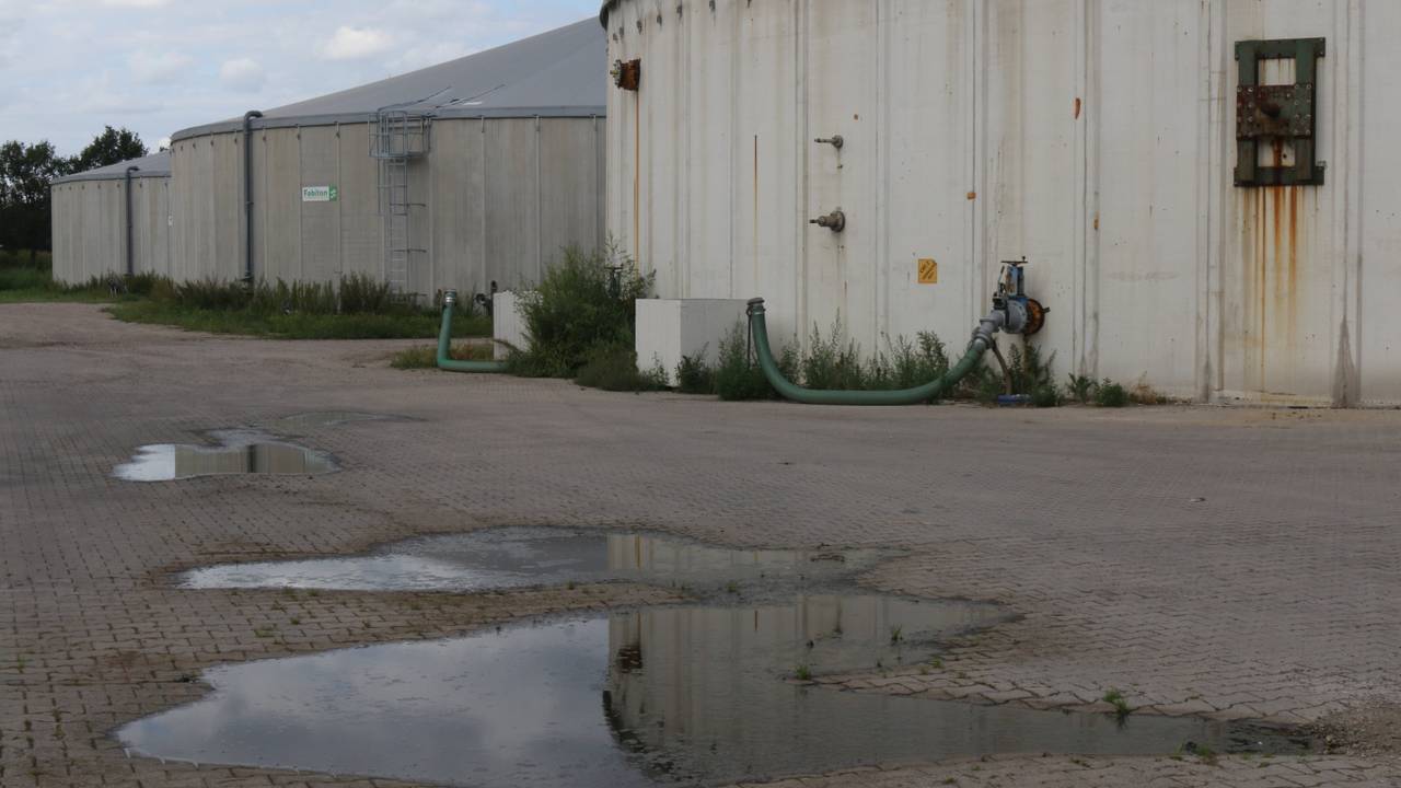 Op dit terrein in Nistelrode wil Jennissen mest vergisten. Op de achtergrond een aantal nieuwe silo's.