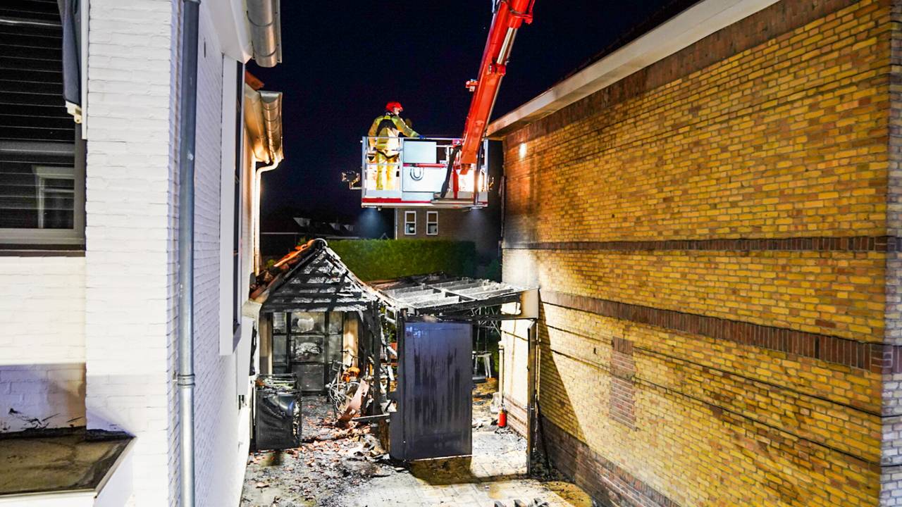 Twee schuurtjes en een overkapping verwoest door felle brand in Eindhoven - Vimarsana News
