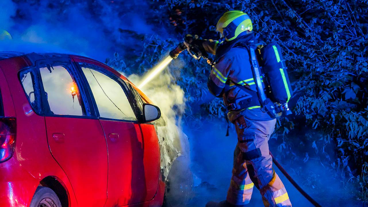 De brandweer bluste de auto's aan De Ruivert in Oss (foto: Gabor Heeres/SQ Vision).