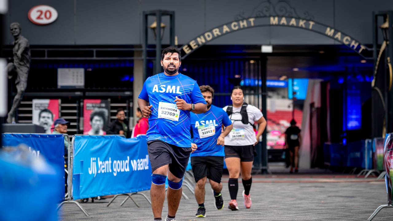 Hardlopen door het Philips Stadion (foto: Marcel van Dorst, Eye4images).