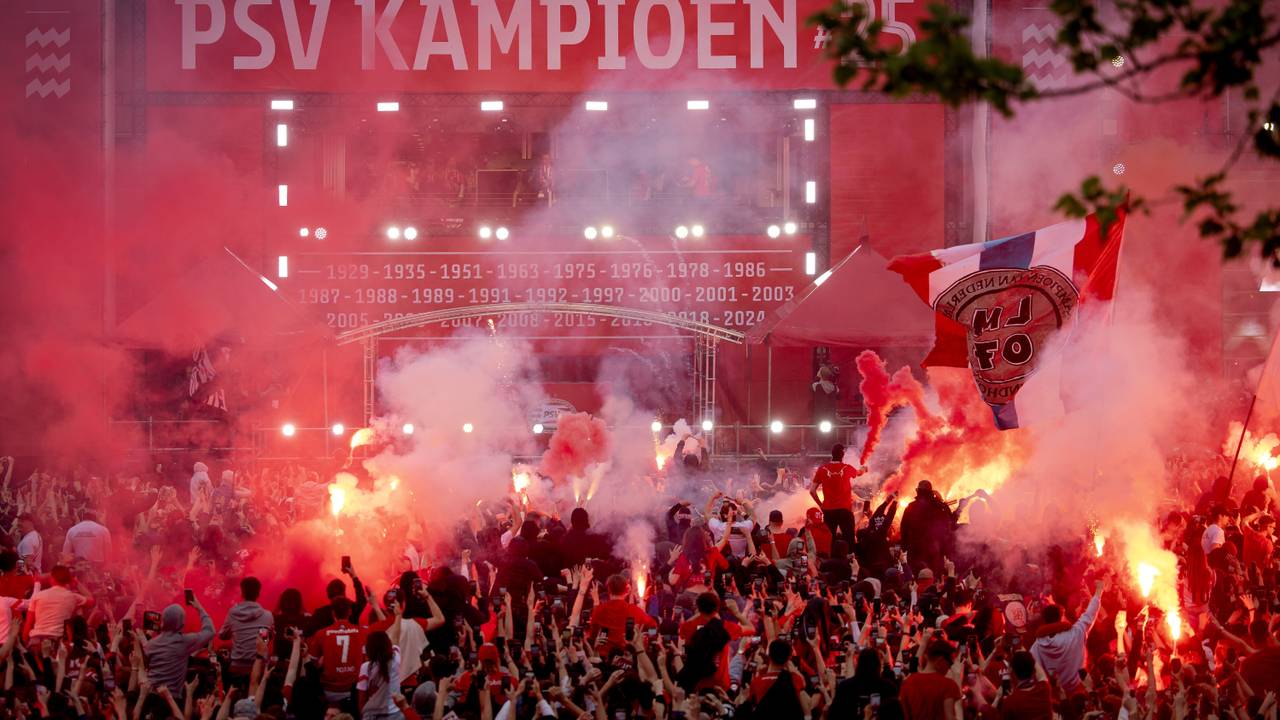 Rook en fakkels bij de huldiging in 2024 (foto: ANP).