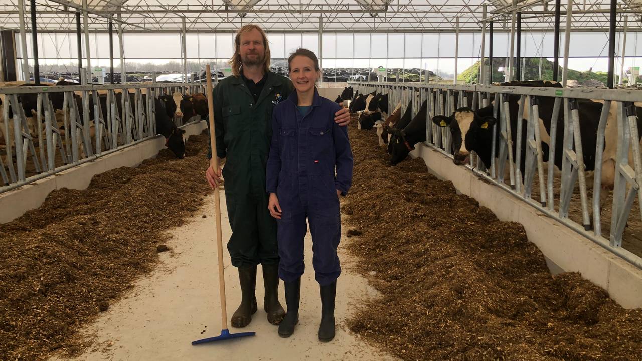Willem Verkuijlen en Liza Simons in hun nieuwe stal (foto: Alice van der Plas).
