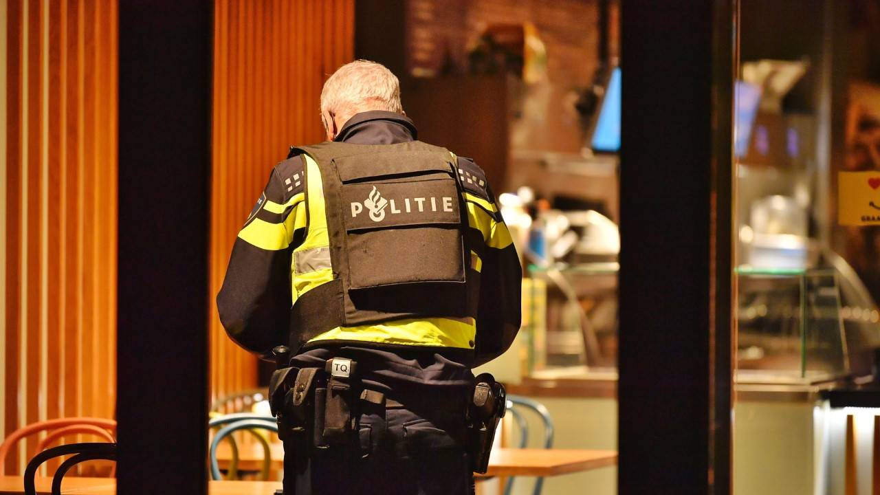 De politie doet onderzoek bij de Weefkamer (foto: Rico Vogels/ SQ Vision). 