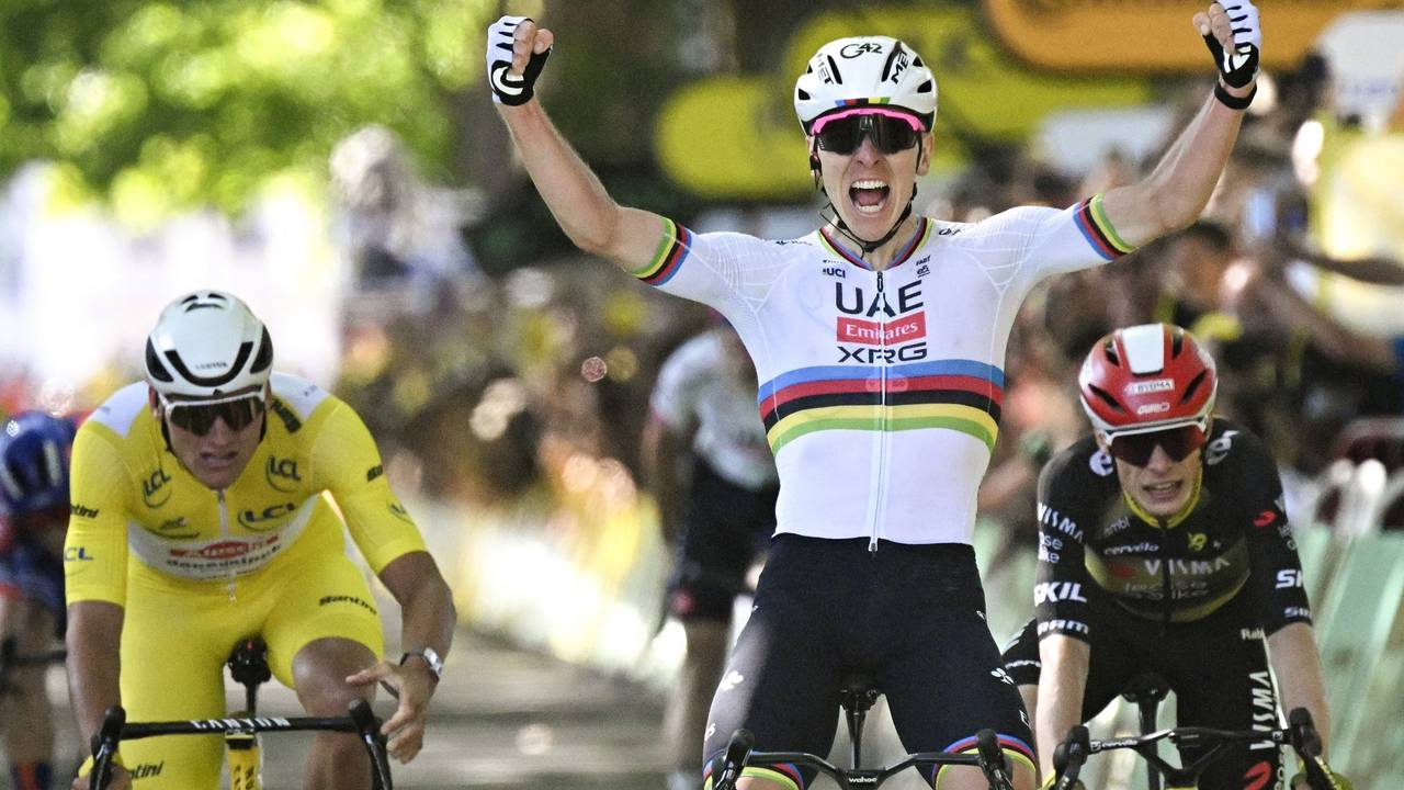 Mathieu van der Poel (links) moet de etappewinst laten aan Tadej Pogacar (Foto: ANP).