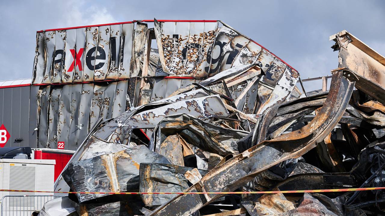 Van het gebouw van Axell Logistics is weinig over (foto: Tom van der Put/SQ Vision).