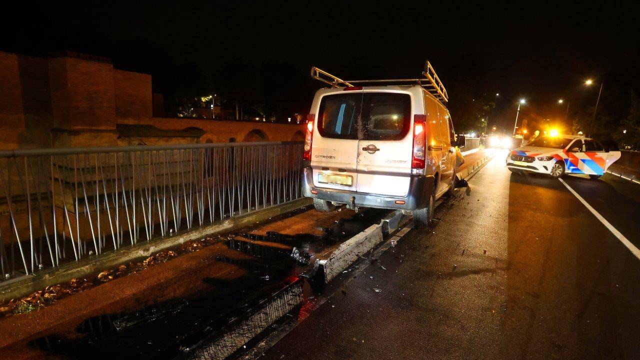 De politie sluit de weg af (foto: Bart Meesters/Meesters Multi Media/SQ Vision).