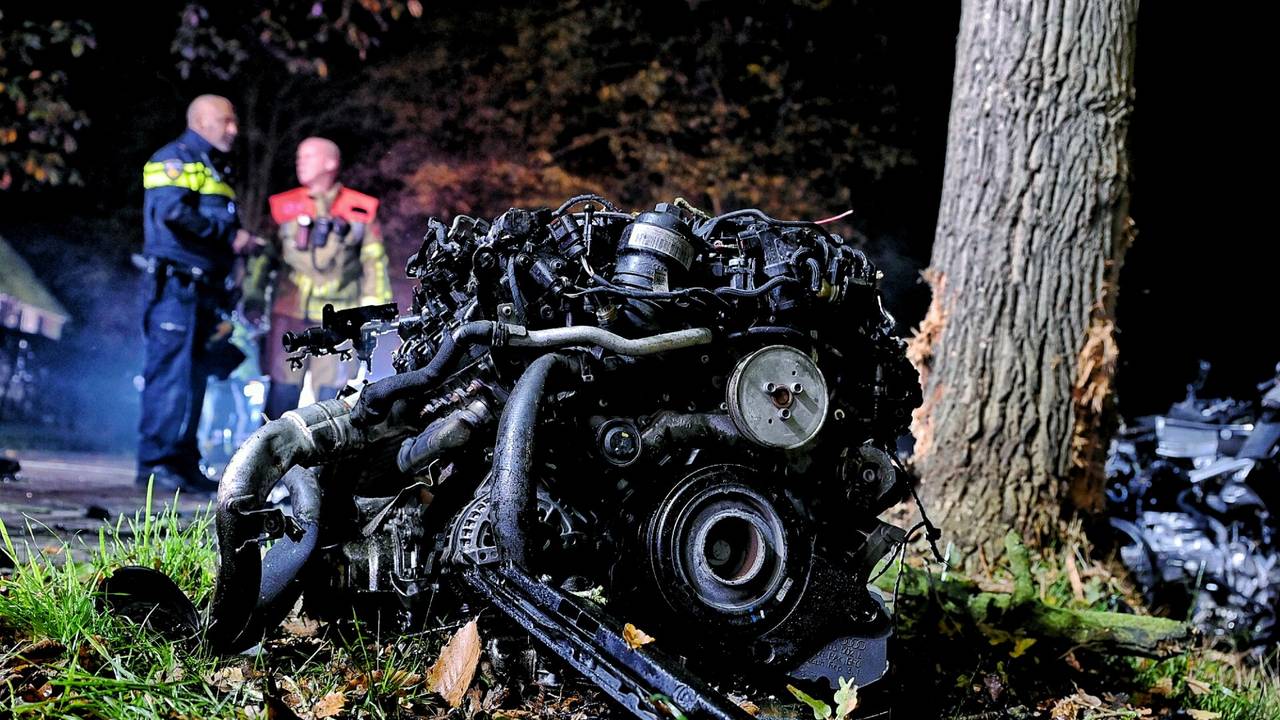Het motorblok schoot uit de auto (foto: Toby de Kort/SQ Vision).