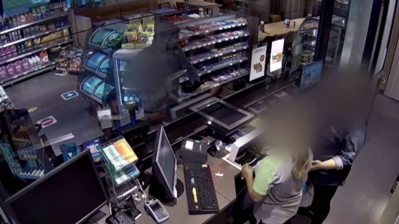 Een man met een mes bedreigde twee medewerksters van tankstation (Foto: Bureau Brabant).