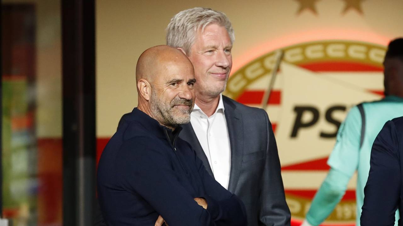 Peter Bosz kijkt tevreden, met achter hem Marcel Brands (foto: ANP).