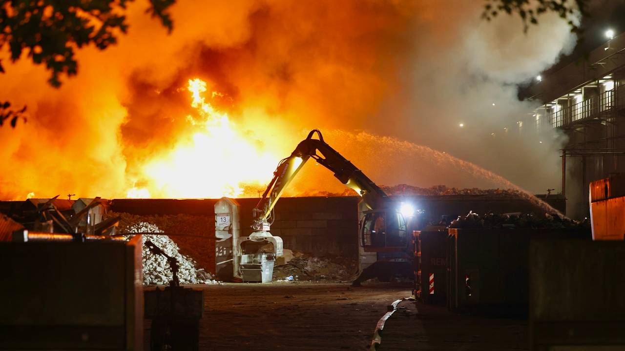 De brand woedt bij  afvalverwerker Remondis Recycling op bedrijventerrein Ekkersrijt in Son (foto: Sander van Gils/SQ Vision).