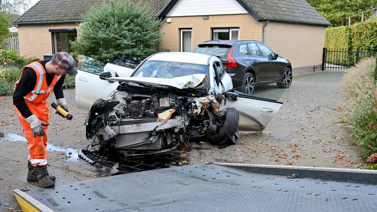 De auto kwam op een oprit van een huis in Heerle tot stilstand (foto: Tom van der Put/SQ Vision).