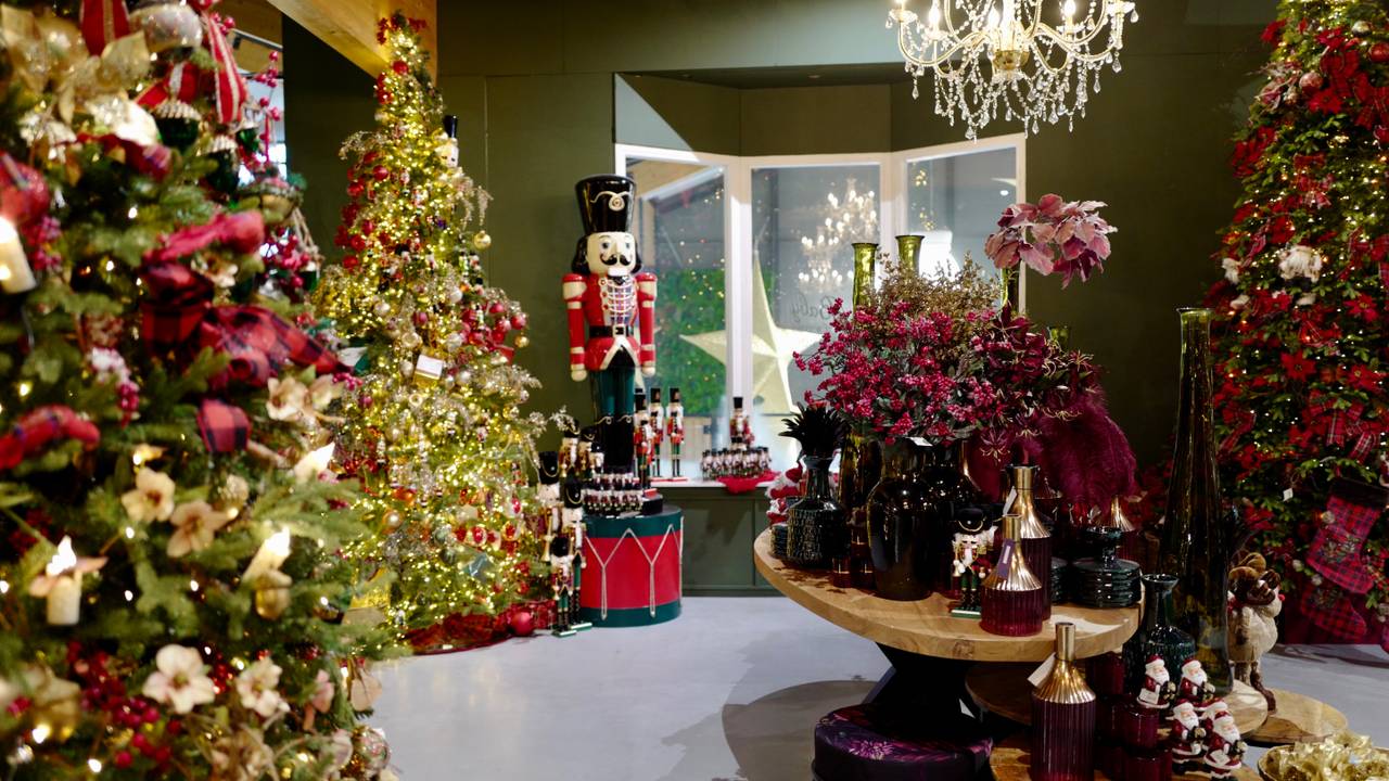 Kerstbomen, lichtjes, rood en goud onder bewaking van de notenkraker op de kerstafdeling van Coppelmans. ( Foto: Coppelmans)