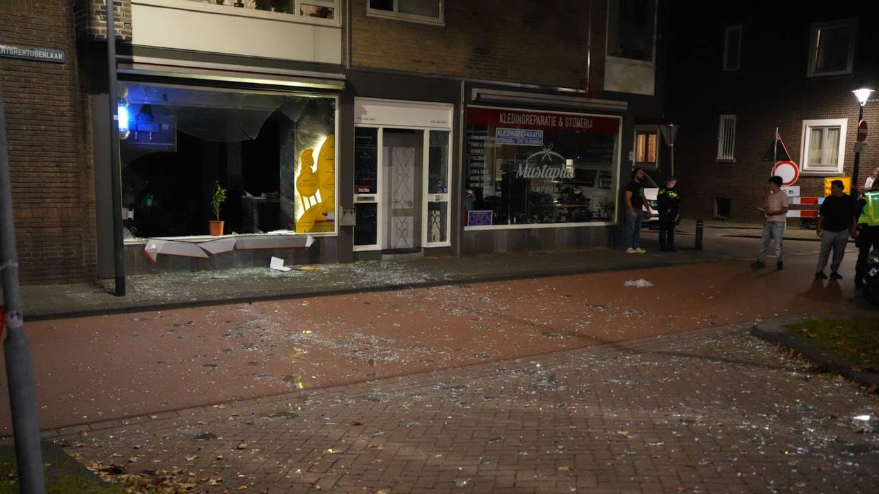 De weg is bezaaid met glasscherven (foto: Persbureau Heitink).