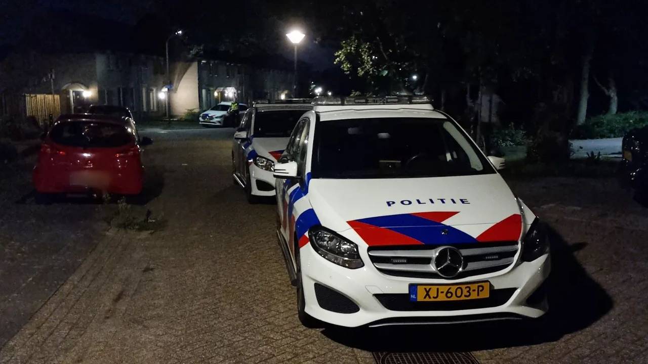 De politie hield de inbreker in het huis aan de Lingestraat in Helmond aan (foto: Facebook politie Helmond).