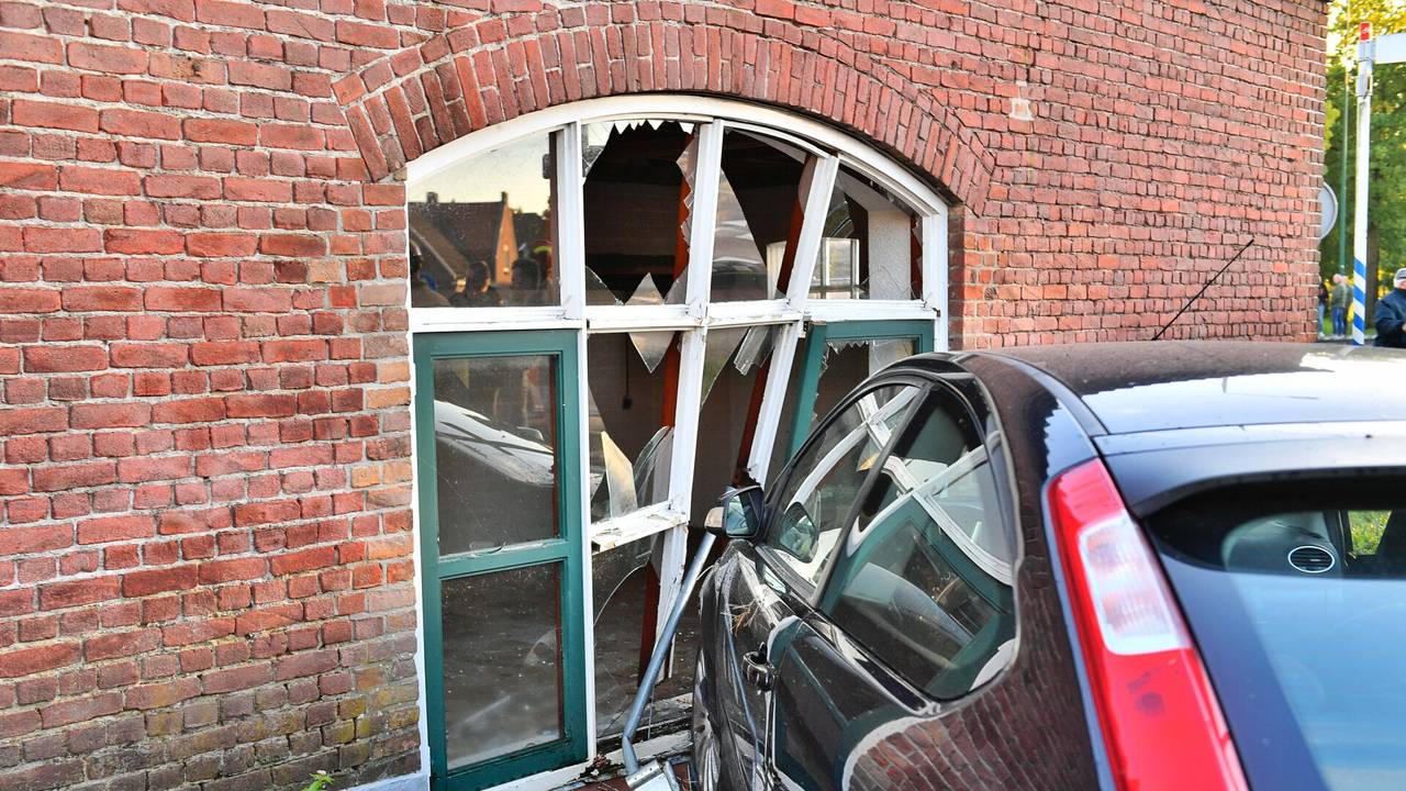 De schade aan de boerderij in Bergeijk is groot (foto: Rico Vogels/SQ Vision).