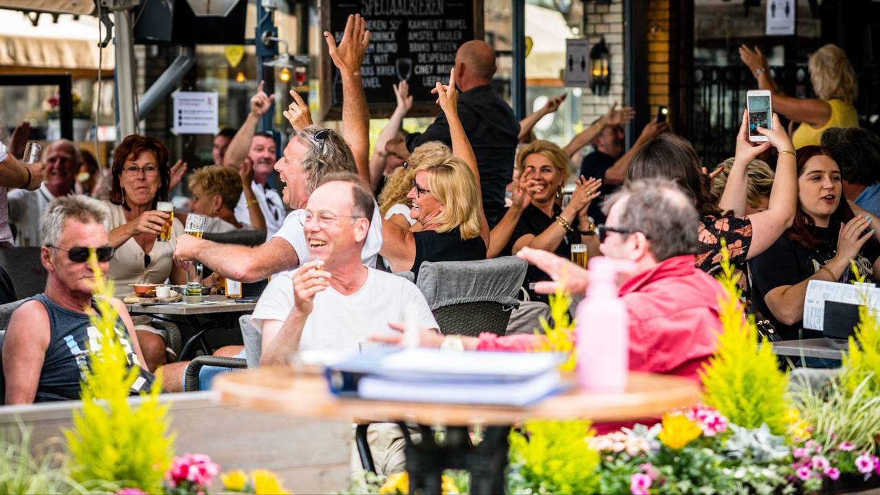 Versoepelde regels op een terras op de Markt Den Bosch. (Archieffoto: ANP)