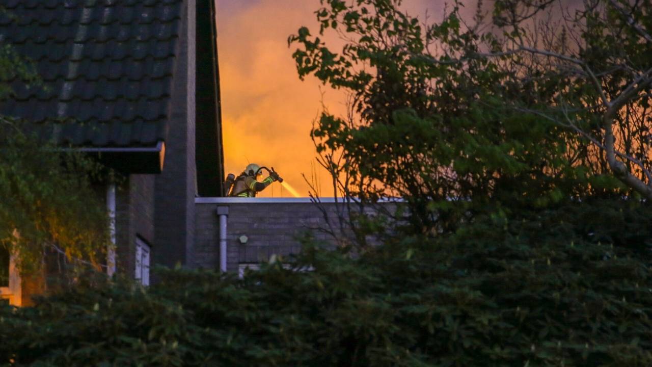 Een flinke brand in de achtertuin (foto: Mathijs Bertens/ SQ Vision).