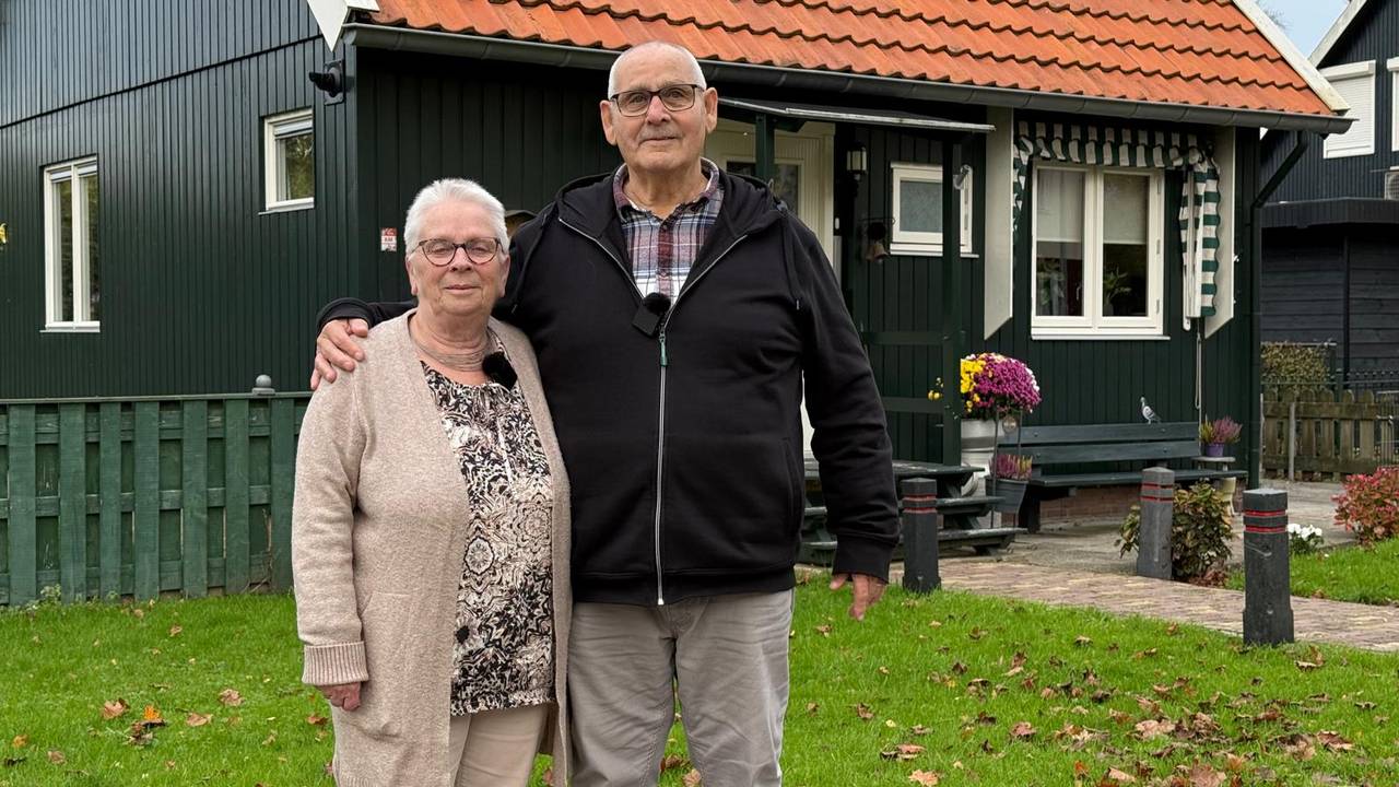 Toos en Rob voor hun geschenkwoning (foto: Erik Peeters).