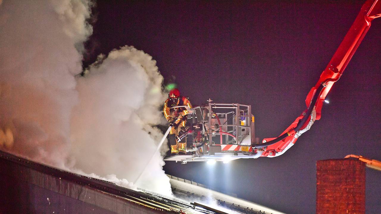 Rond kwart voor zes was de brand in Sterksel grotendeels onder controle (foto: Rico Vogels/SQ Vision).