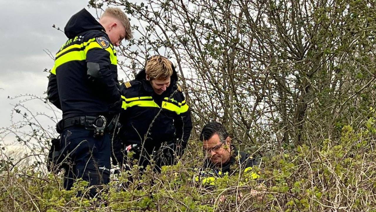 Wat komt er boven water? (foto: politie Den Bosch).