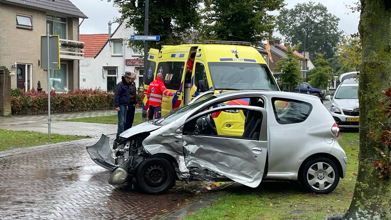 Bij de botsing op de Oudedijk in Odiliapeel raakte een bestuurster gewond (foto: Marco van den Broek/SQ Vision).