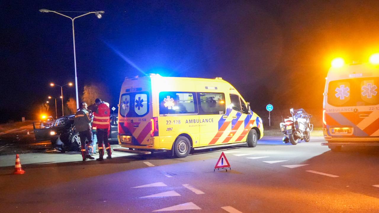Politie en ambulance verleenden hulp in Someren (foto: Harrie Grijseels/SQ Vision).