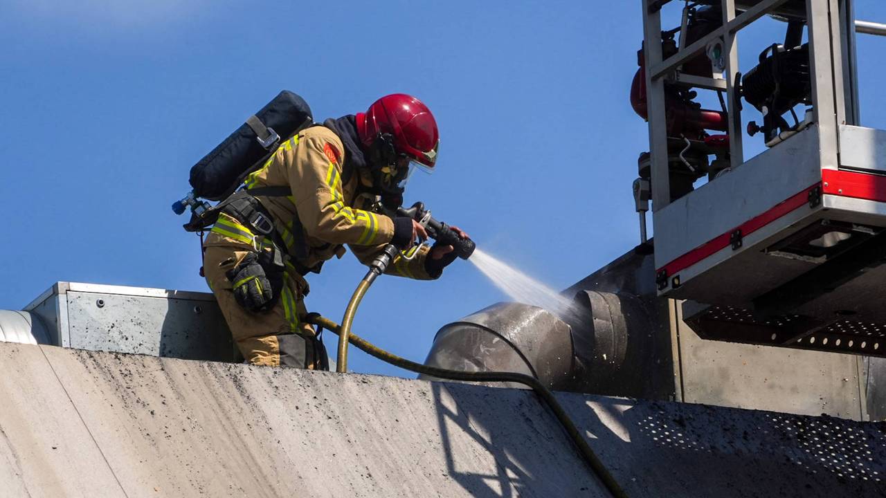 De brandweer op het dak bezig (Foto: Harrie Grijseels/Persbureau Heitink).