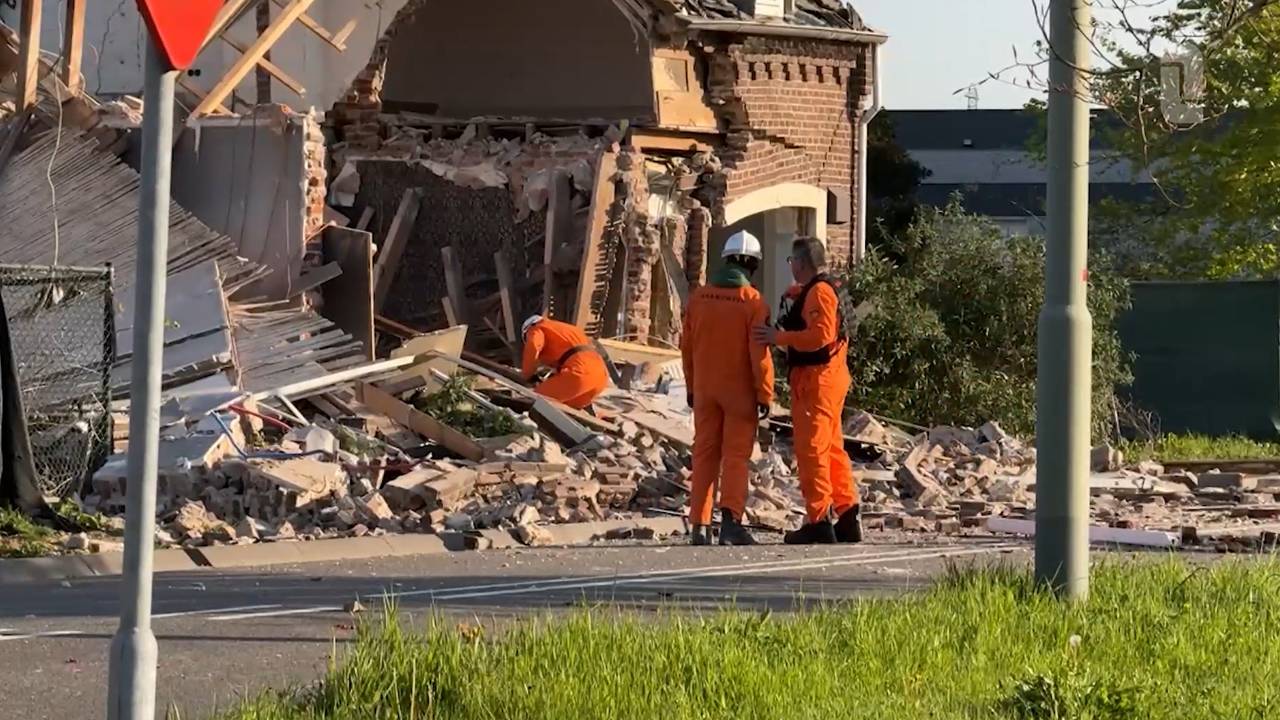 Het specialistische hulpverleningsteam uit Tilburg zocht door de brokstukken van het geëxplodeerde huis. (Foto: L1.)